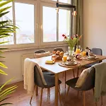 Grosse Mit 3 Schlafzimmern & 6 Boxspringbetten, Wlan, Smart Tv, Parkplatz, Waschmaschine & Trockner Magdeburg