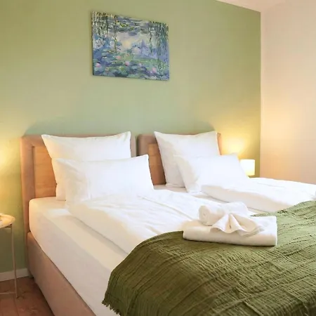 Grosse Mit 3 Schlafzimmern & 6 Boxspringbetten, Wlan, Smart Tv, Parkplatz, Waschmaschine & Trockner * Magdeburg