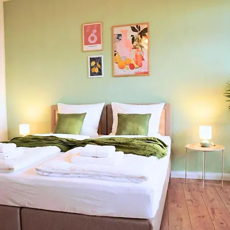 Grosse Mit 3 Schlafzimmern & 6 Boxspringbetten, Wlan, Smart Tv, Parkplatz, Waschmaschine & Trockner Apartment Magdeburg